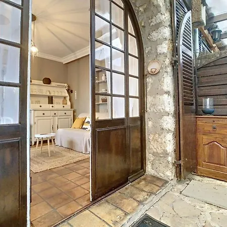 1piece Avec Jardin Dans Mas De Caractere