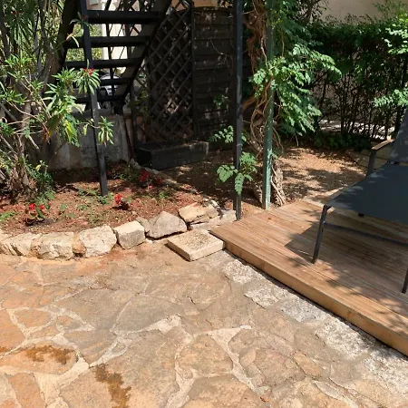 1piece Avec Jardin Dans Mas De Caractere Saint-Laurent-du-Var